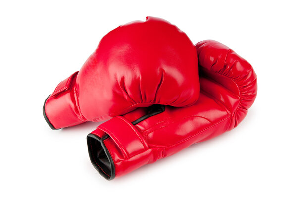Красные боксерские перчатки, изолированные на белом

