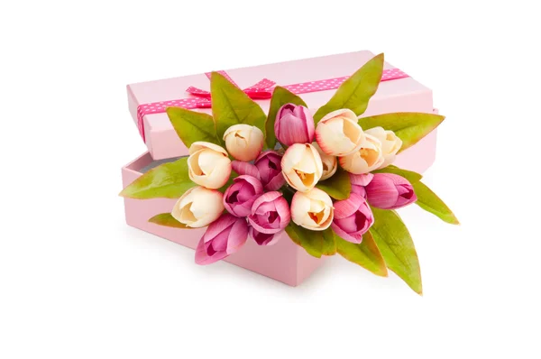 Blommor och presentförpackning isolerad på vitt — Stockfoto