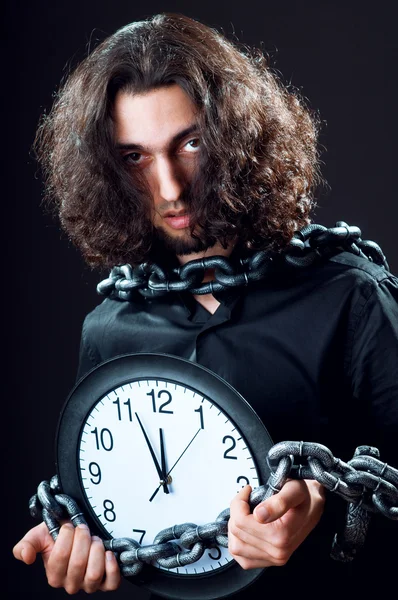 Tid koncept med mannen och klocka — Stockfoto