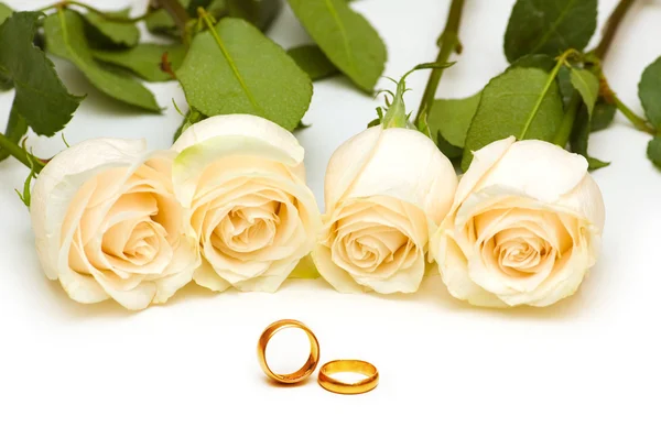 Bröllop koncept med rosor och ringar Royaltyfria Stockfoton