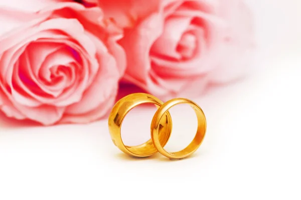 Svatební koncept s růží a prstýnky Stock Obrázky