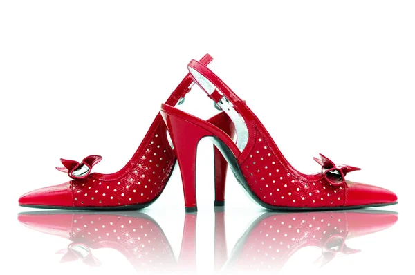 Eleganta röda skor på vita — Stockfoto