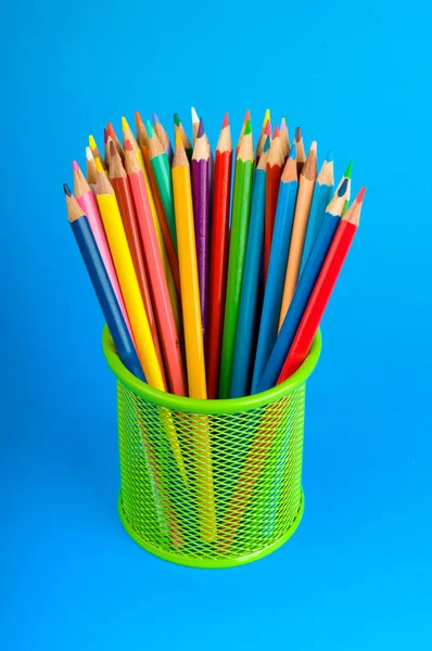 Επιστροφή στο σχολείο έννοια με πολύχρωμα μολύβια — Φωτογραφία Αρχείου