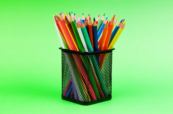 Zpět do školy koncept s barevnými tužkami — Stock fotografie