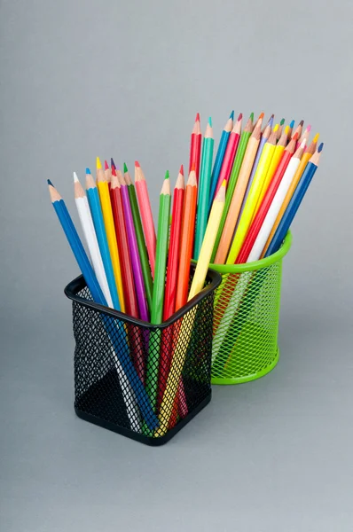 Lápis coloridos no fundo — Fotografia de Stock