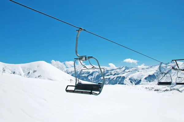 Стільці для підйому лиж у яскравий зимовий день — стокове фото