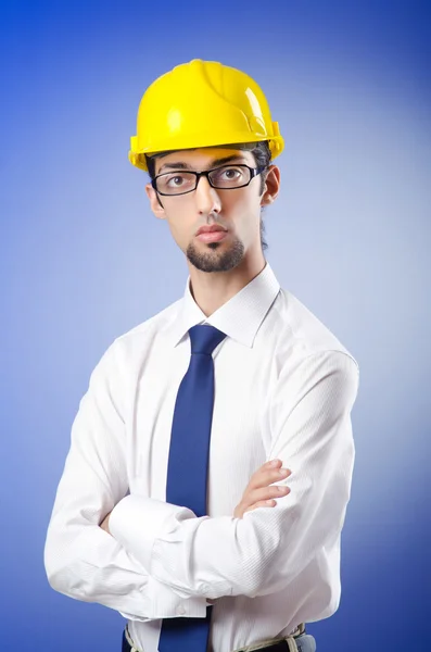 Genç mühendis giyiyor zor şapka — Stok fotoğraf