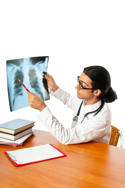Manliga läkare titta på röntgenbilden — Stockfoto