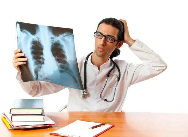 Médico masculino a olhar para a imagem de raios-x — Fotografia de Stock