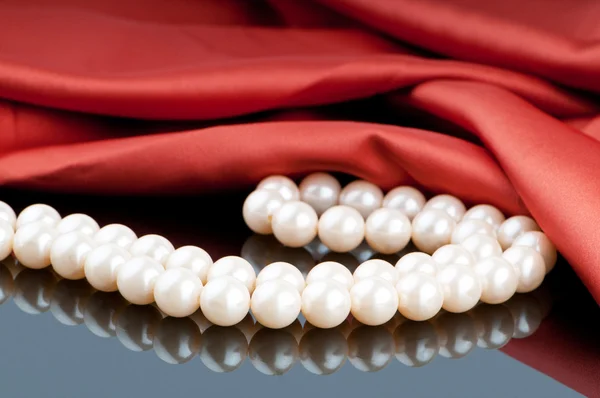 サテンの背景の真珠のネックレス — ストック写真