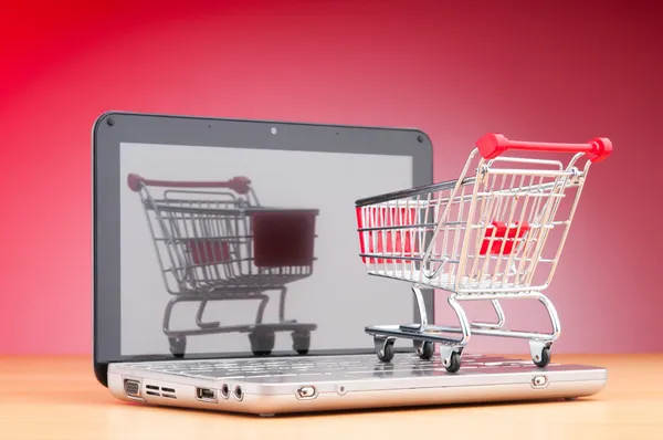Shopping online med dator och vagn — Stockfoto