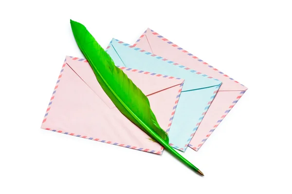 편지와 feathe는 흰색 절연 — 스톡 사진