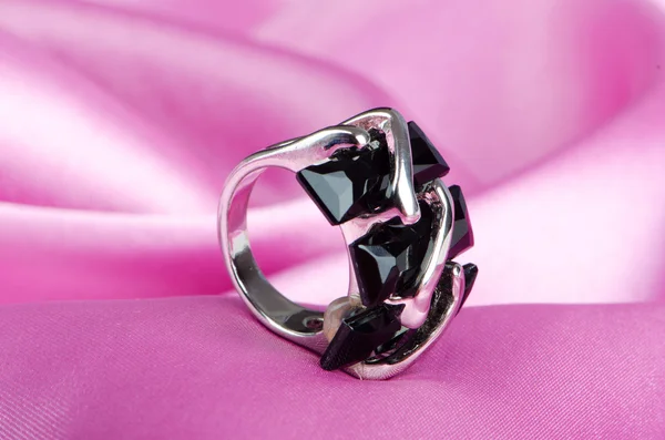 Conceito de moda com anel no fundo — Fotografia de Stock
