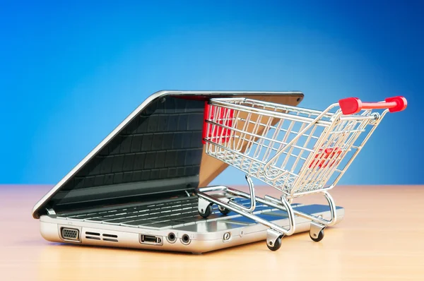 Compras en línea con ordenador y carrito — Foto de Stock