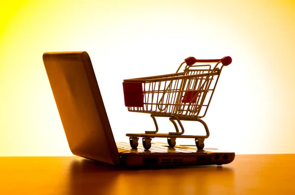 Silhoette bevásárlókosár és laptop — Stock Fotó
