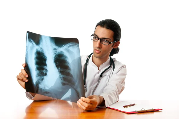 Médecin masculin regardant l'image radiographique — Photo