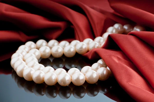 サテンの背景の真珠のネックレス — ストック写真