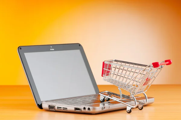 Compras on-line com computador e carrinho — Fotografia de Stock