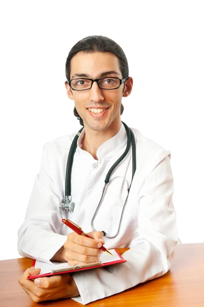 Arzt sitzt am Schreibtisch auf weiß — Stockfoto