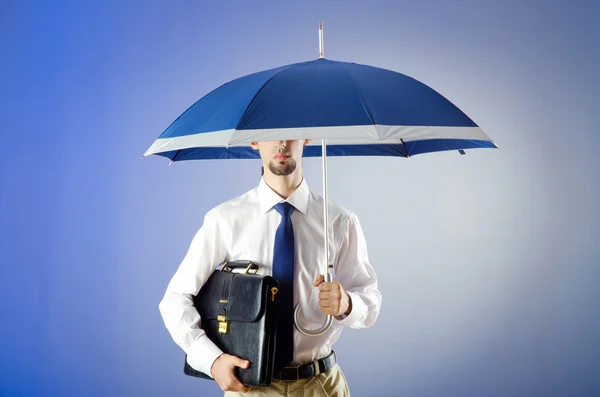 Ofiste şemsiye tutan işadamı — Stok fotoğraf