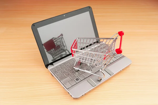 Online vásárlás számítógéppel és kosárral — Stock Fotó