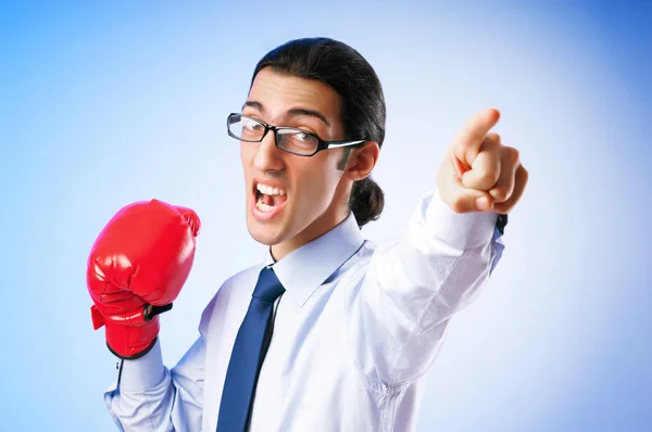 Бізнесмен з боксерськими рукавичками — стокове фото