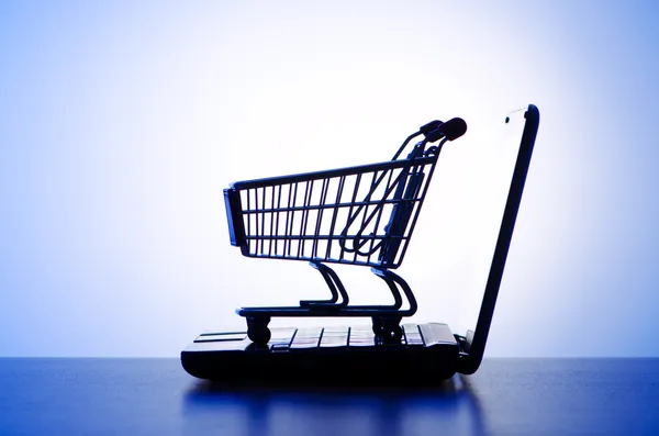 Silhoette laptop ve alışveriş sepeti — Stok fotoğraf