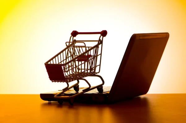 Silhoette de carrinho de compras e laptop — Fotografia de Stock