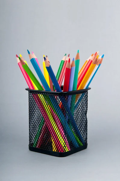 Farverige blyanter på baggrunden - Stock-foto