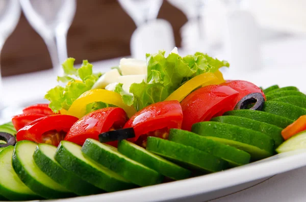 Salatalık ve domates salatası. — Stok fotoğraf