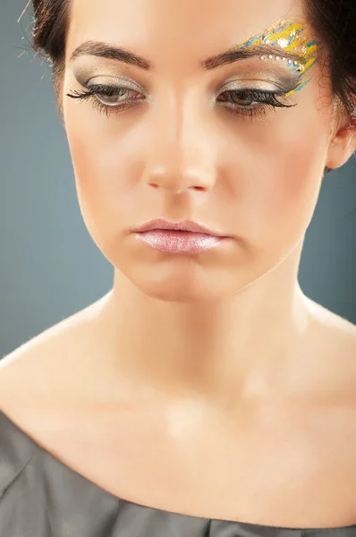 Aantrekkelijke vrouw met de stijlvolle make-up — Stockfoto