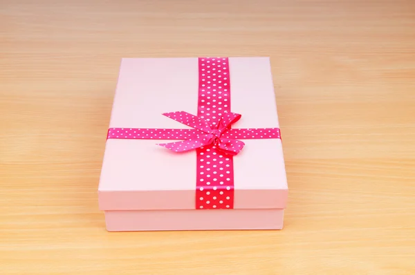 Різдвяна концепція з подарунковою коробкою на столі — стокове фото
