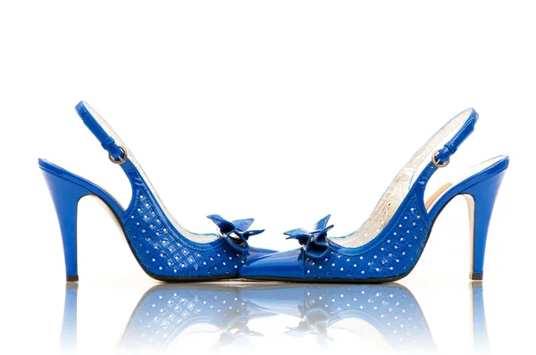 Eleganti scarpe blu sul bianco — Foto Stock