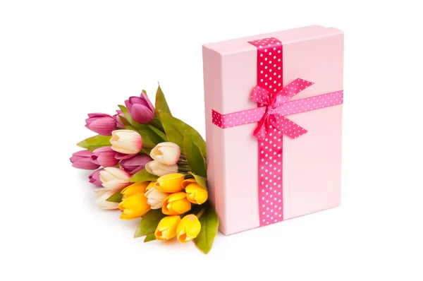 Λουλούδια και κουτί δώρου που απομονώνονται σε λευκό — Φωτογραφία Αρχείου