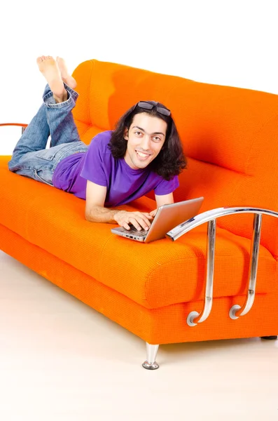 ソファの上に座ってノート パソコンで作業する生 — ストック写真