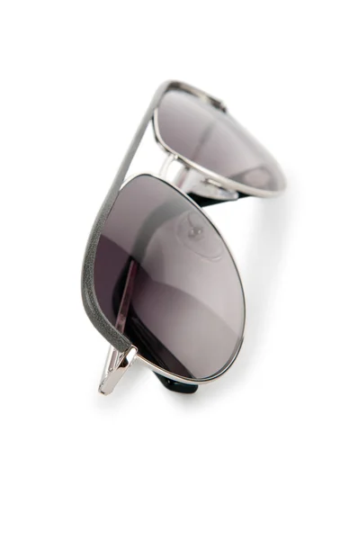 Eleganti occhiali da sole isolati su bianco — Foto Stock