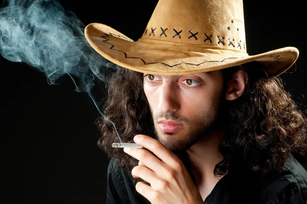 Mann mit Cowboyhut raucht — Stockfoto