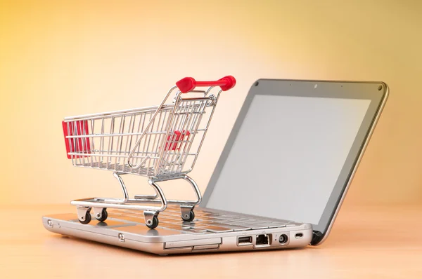 Internet-Online-Einkaufskonzept mit Computer und Einkaufswagen — Stockfoto