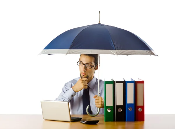 Бизнесмен держит зонтик в офисе — стоковое фото