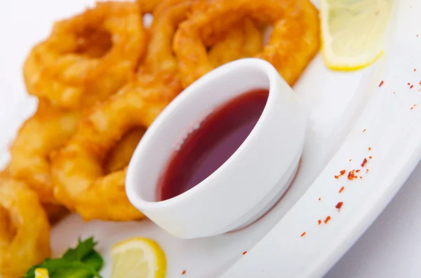 Жареные кольца кальмаров с соусом — стоковое фото