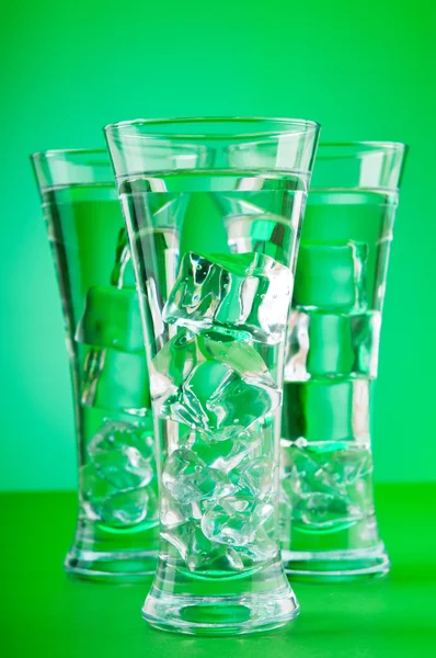 Voda ve skle proti barevných přechodů — Stock fotografie