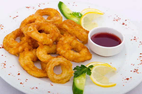 Gebakken calamares ringen geserveerd met saus — Stockfoto