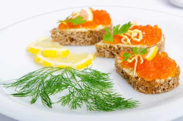Caviar vermelho servido em pão — Fotografia de Stock