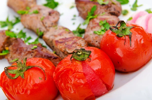 Kebab i pomidory w tablicy — Zdjęcie stockowe