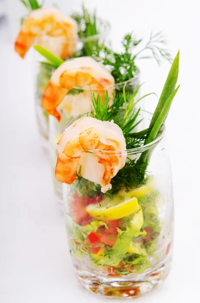 Salada de camarão servida nos copos — Fotografia de Stock
