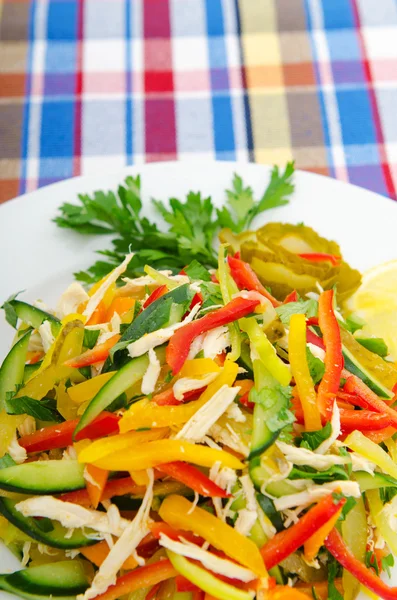 Délicieuse salade dans l'assiette — Photo