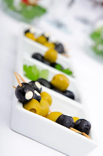 Olivy podávané v desce — Stock fotografie