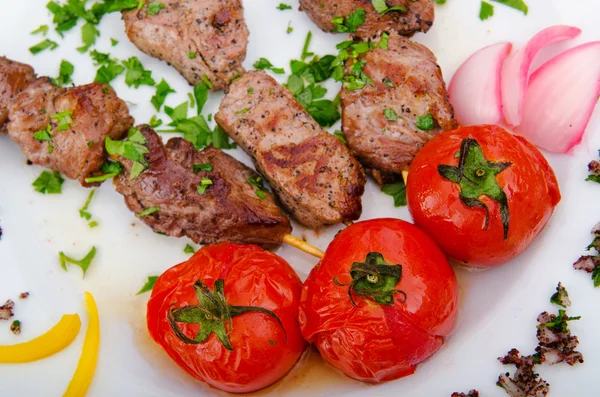 Kött kebab serveras på tallrik — Stockfoto