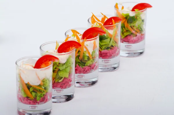 Sałatka wegetariańska serwowane w szklankach — Zdjęcie stockowe