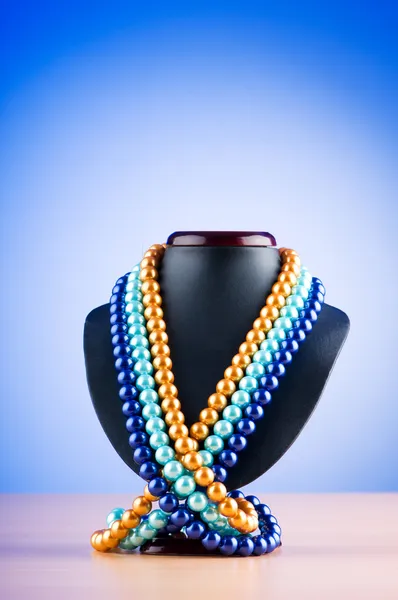 Pearl necklace against gradient background — Stock Photo, Image